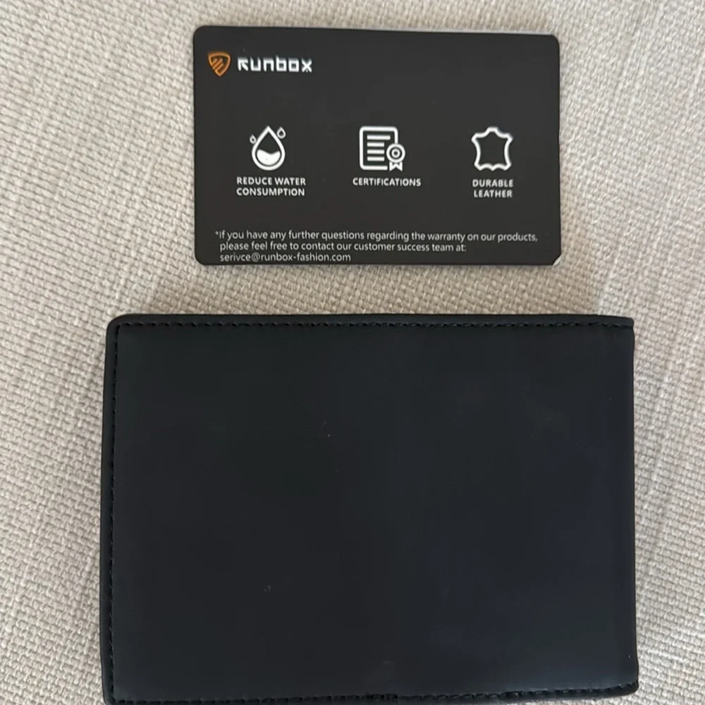 Runbox Wallet for Men. Has RDIF protection. With money clip to‎ hold bills.